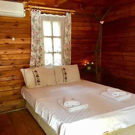 Kizilbuk Ahsap Evleri منتزه العطل داتْشا